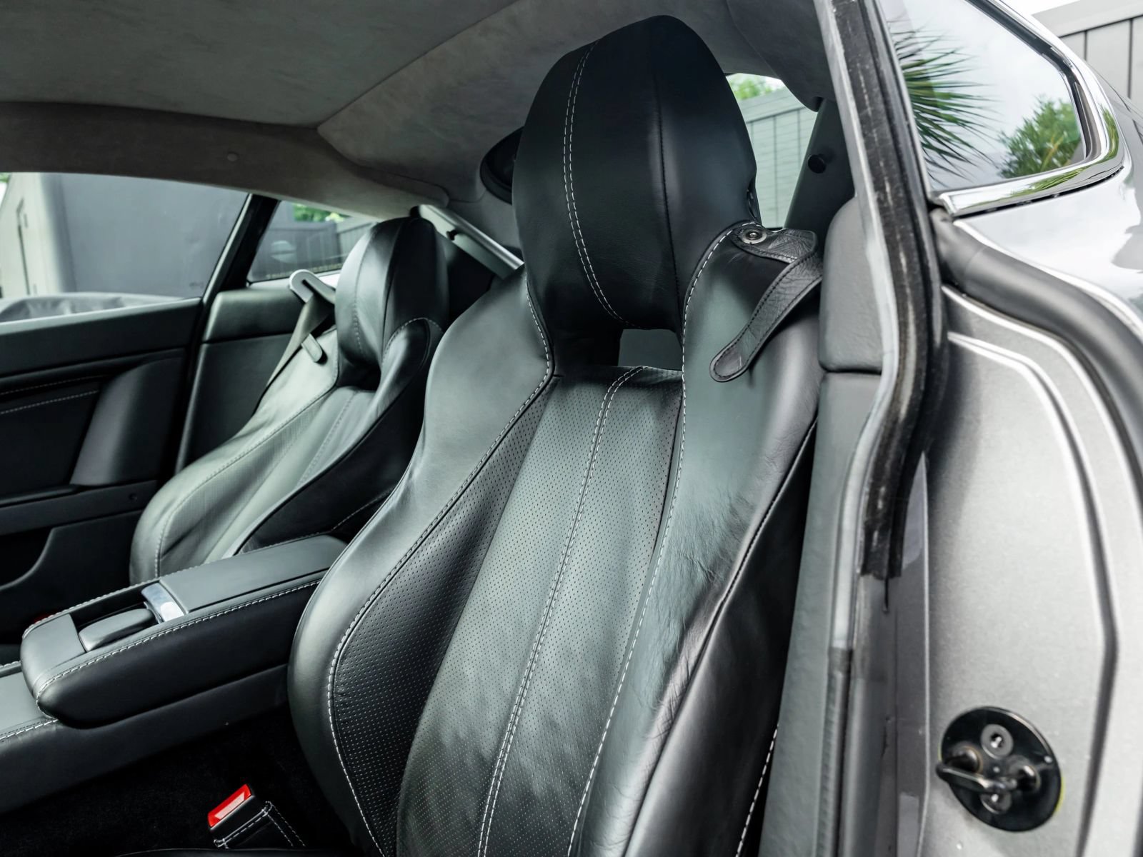 Used 2011 Aston Martin V8 Vantage Coupe RWD image 19