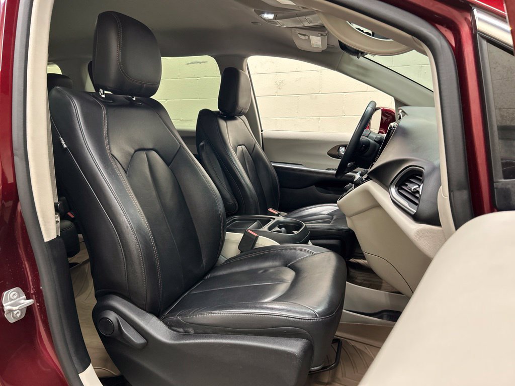 Used 2017 Chrysler Pacifica Touring-L FWD image 12