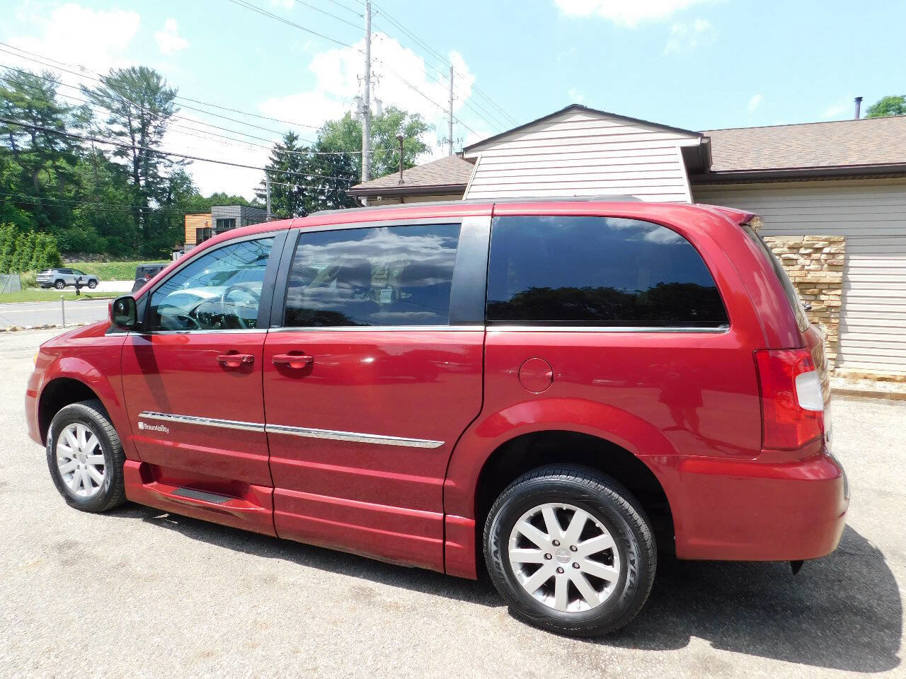 Used 2013 Chrysler Town & Country Touring image 9
