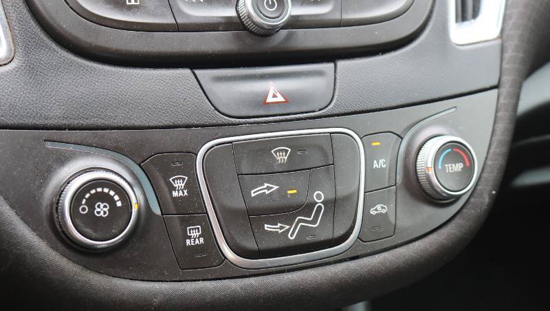 Used 2018 Chevrolet Malibu LT FWD image 12