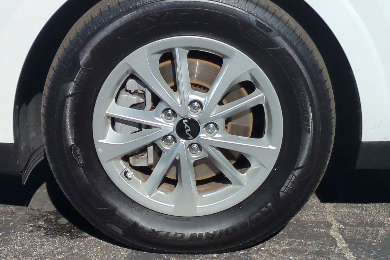 Certified 2024 Kia Carnival LX image 26