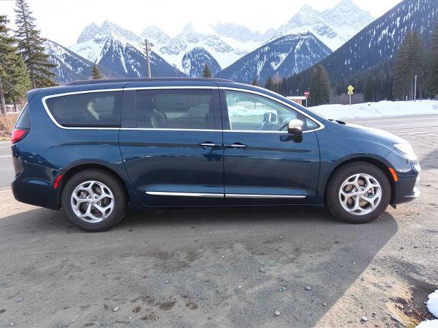 Used 2023 Chrysler Pacifica Limited image 7