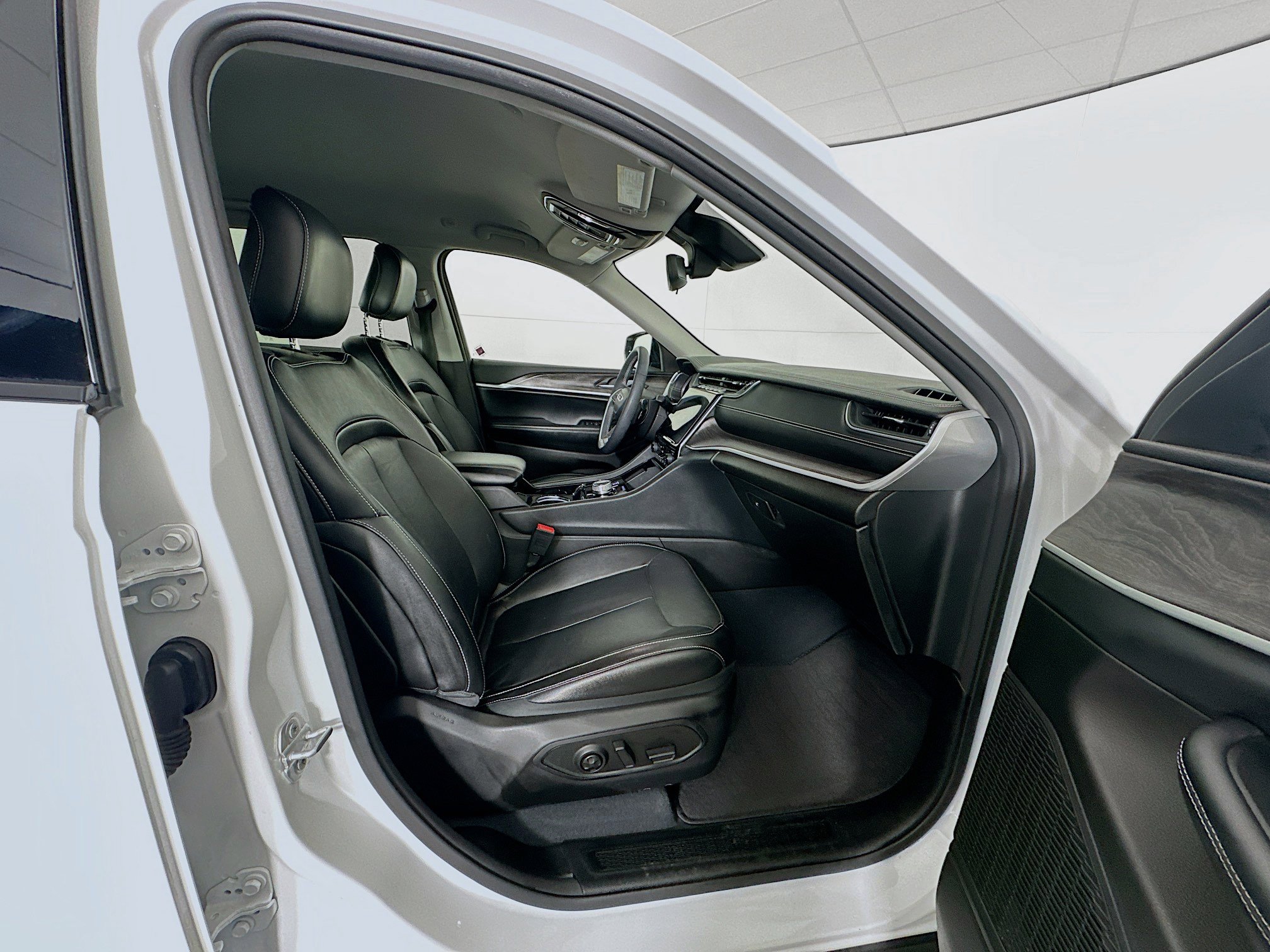 Used 2023 Jeep Grand Cherokee Limited w/ Black Appearance Package image 32