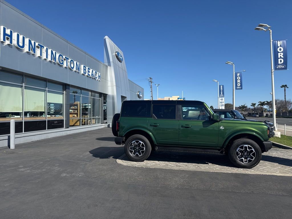 Used 2025 Ford Bronco Outer Banks image 3