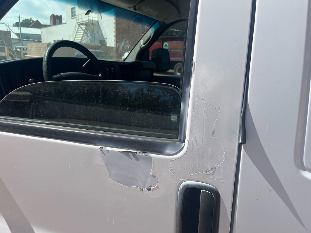 Used 2010 Chevrolet Express 2500 image 9