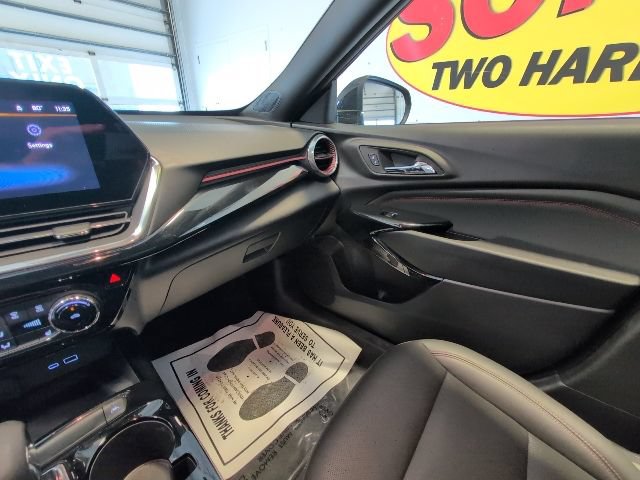 Used 2025 Chevrolet Trax RS w/ Sunroof Package FWD image 28