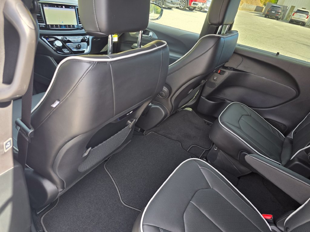 New 2027 Chrysler Pacifica Limited AWD/4WD image 25