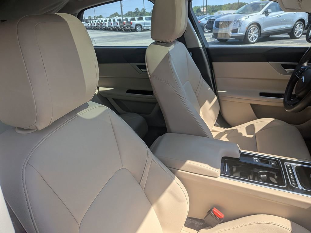 Used 2016 Jaguar XF Premium RWD image 31