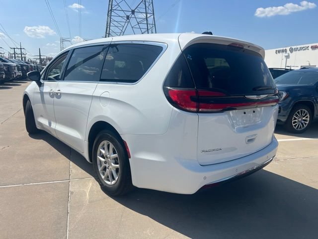 Used 2023 Chrysler Pacifica Touring-L FWD image 3