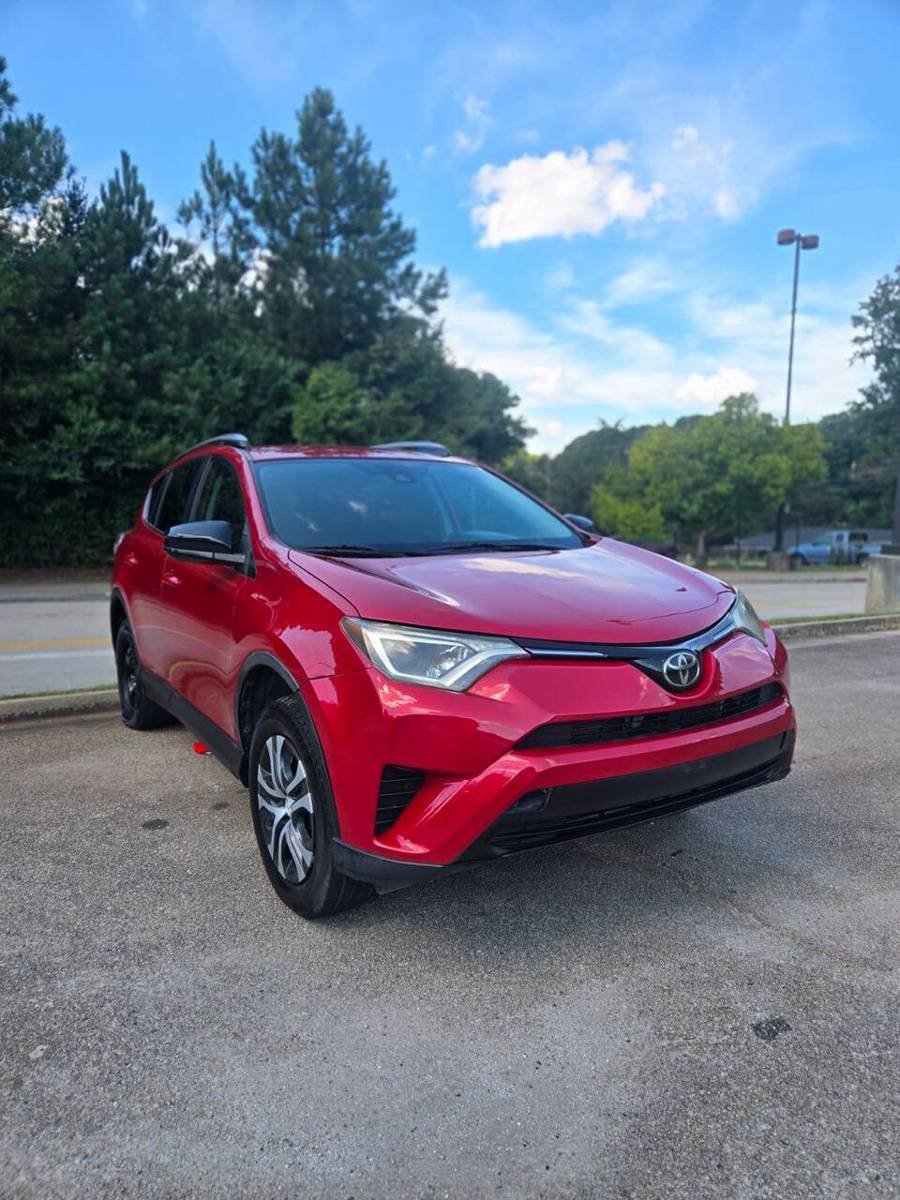 Used 2017 Toyota RAV4 LE FWD image 3