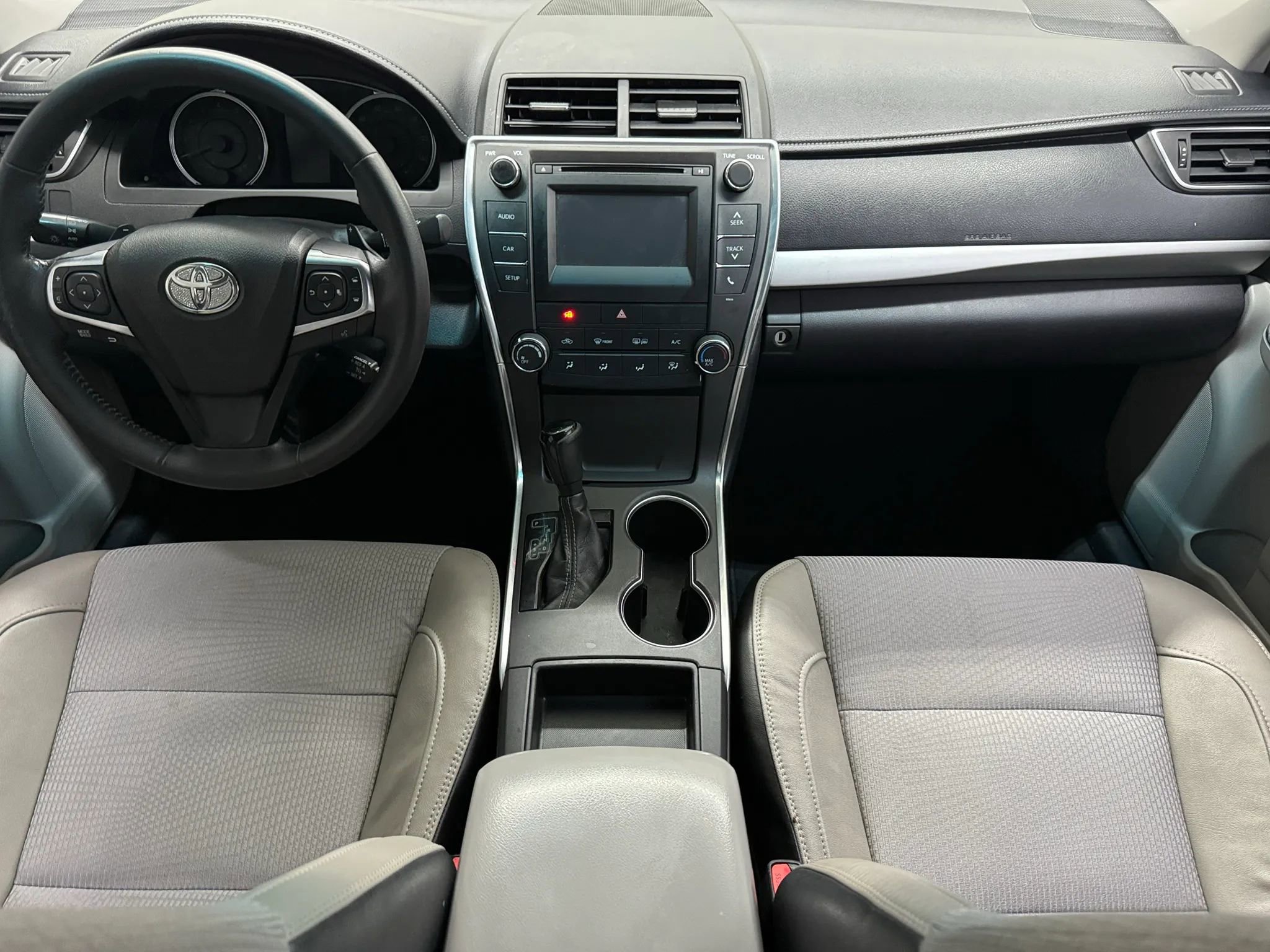 Used 2017 Toyota Camry SE FWD image 2