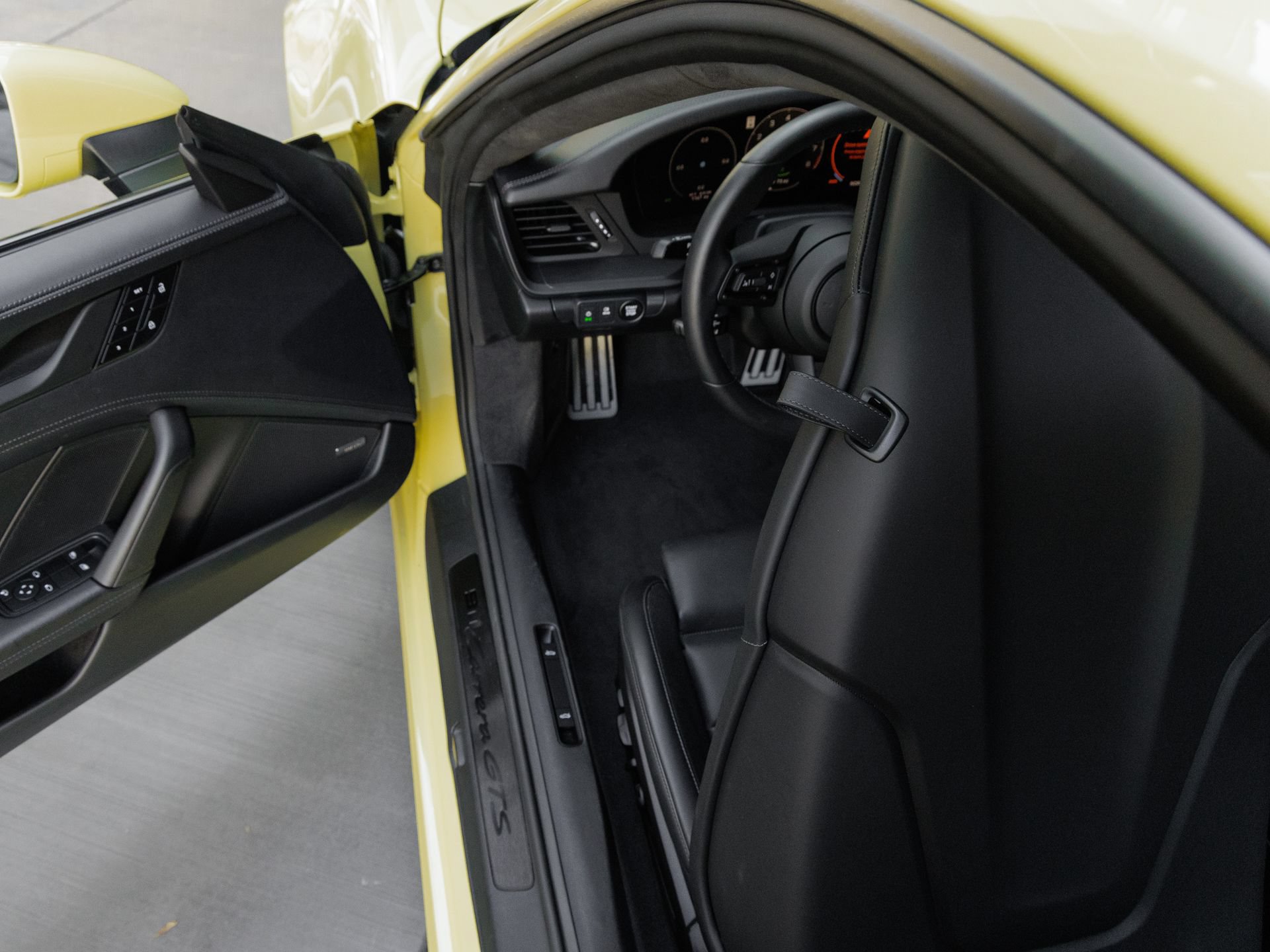 Certified 2025 Porsche 911 Carrera GTS RWD image 26
