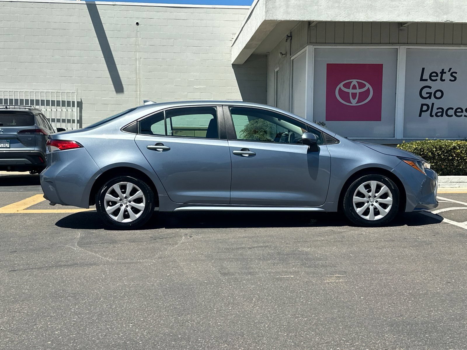 Used 2025 Toyota Corolla LE FWD image 6