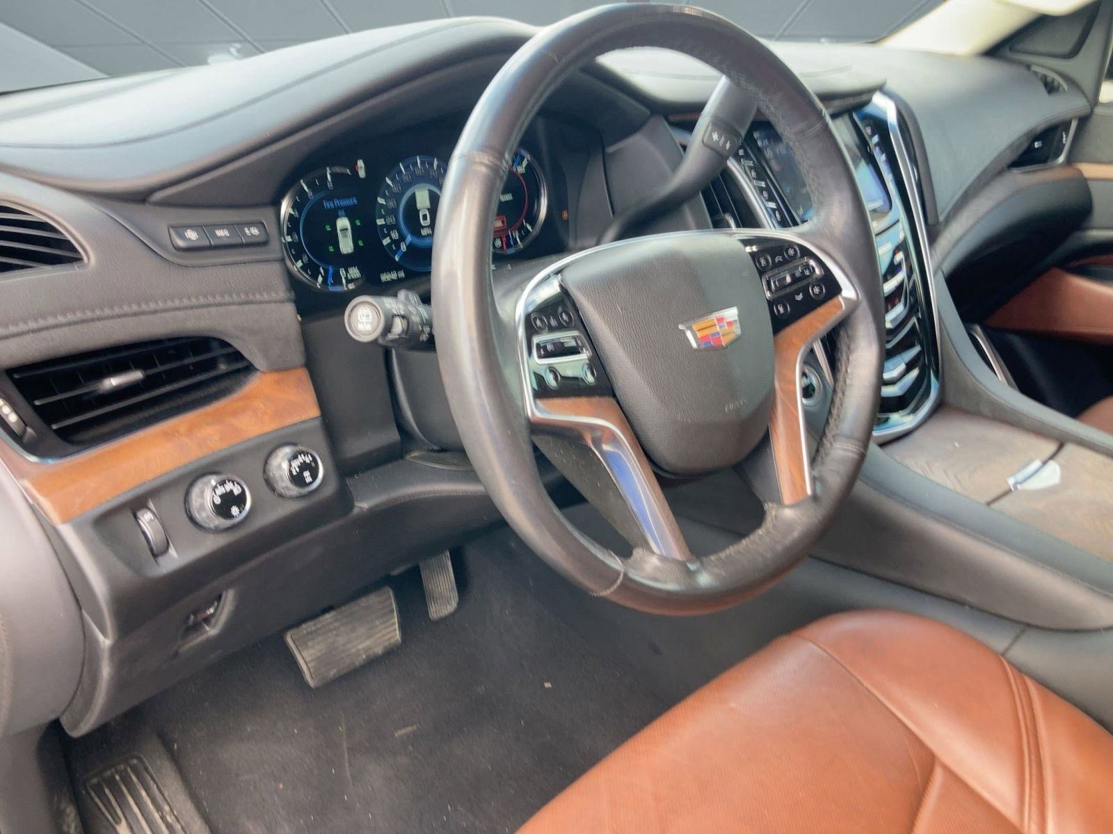 Used 2019 Cadillac Escalade Premium Luxury image 4