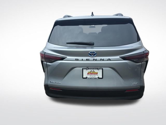 Used 2025 Toyota Sienna XLE w/ XLE Plus Package image 5