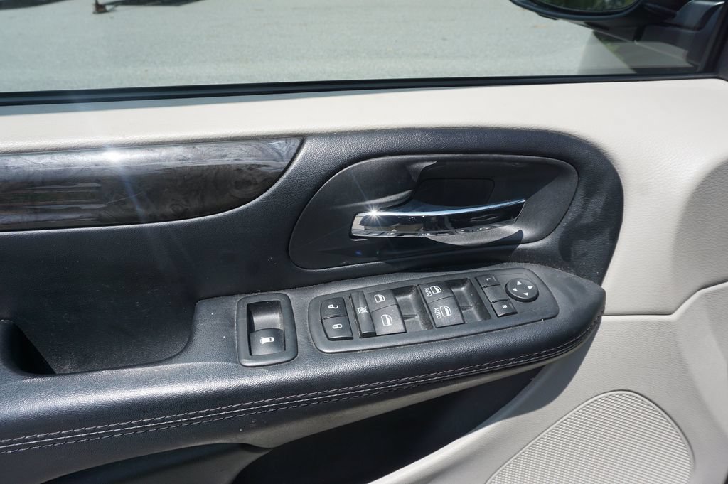 Used 2019 Dodge Grand Caravan SE FWD image 4