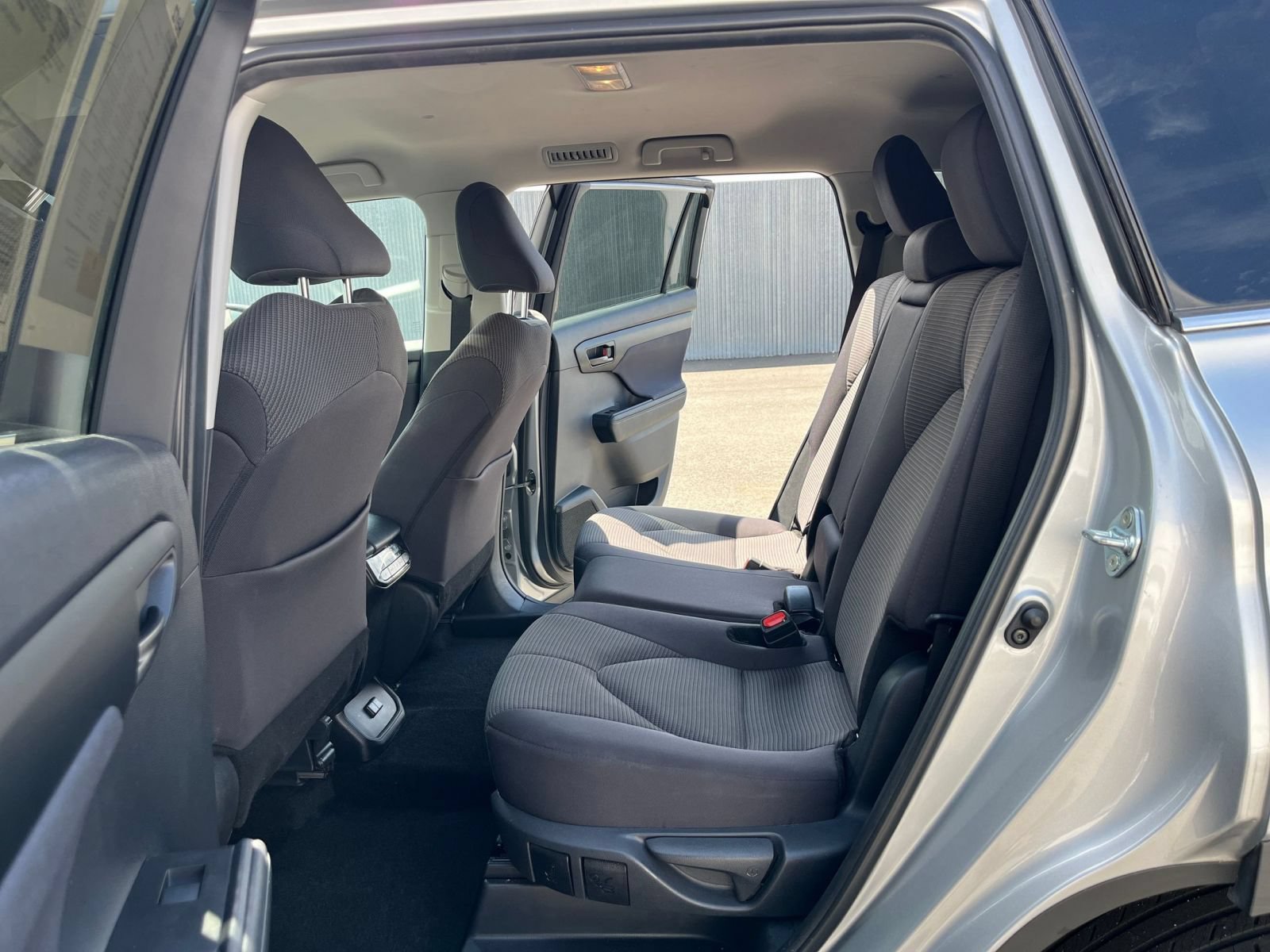 Used 2025 Toyota Highlander LE FWD image 27