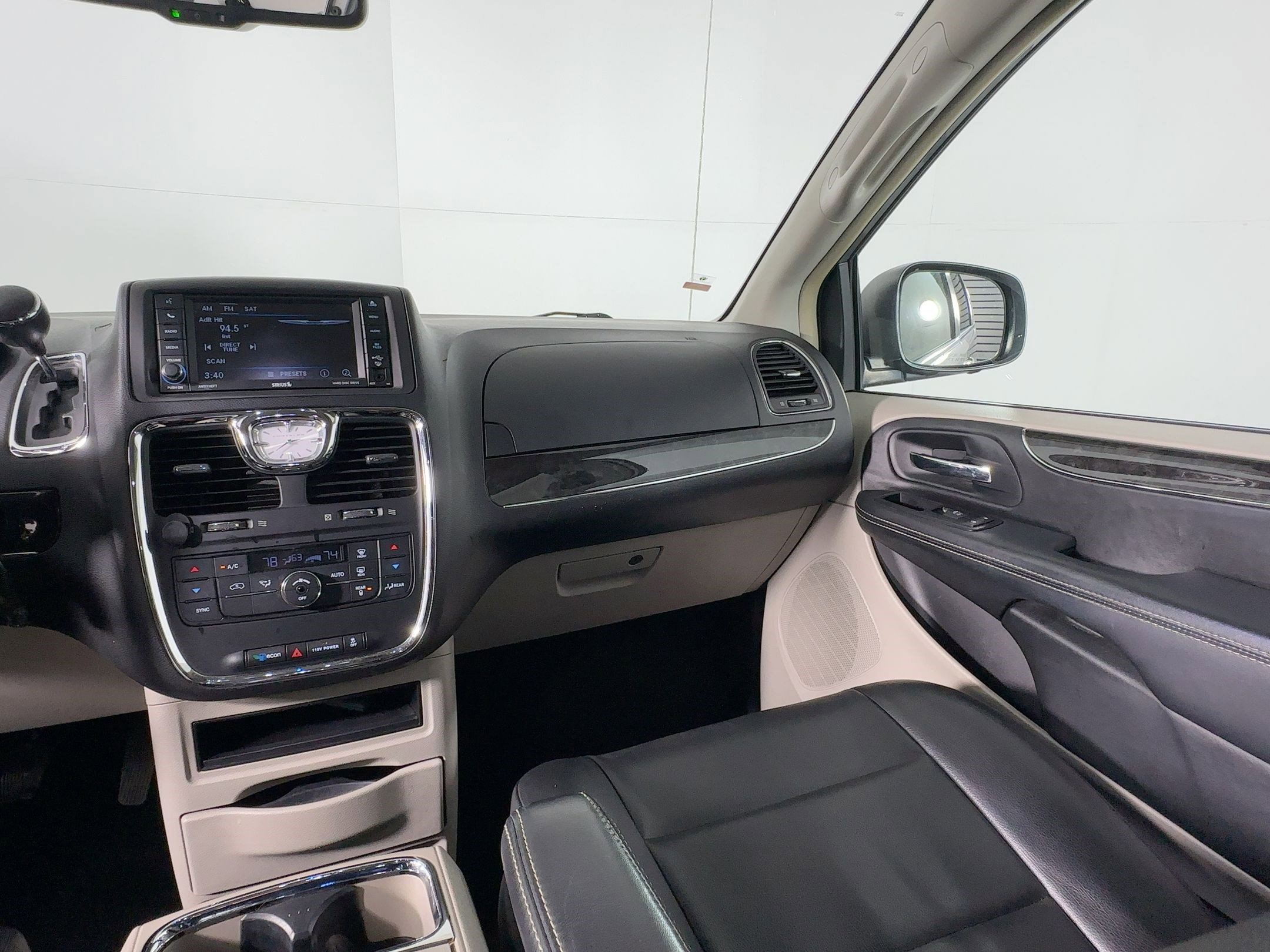 Used 2014 Chrysler Town & Country Touring image 26