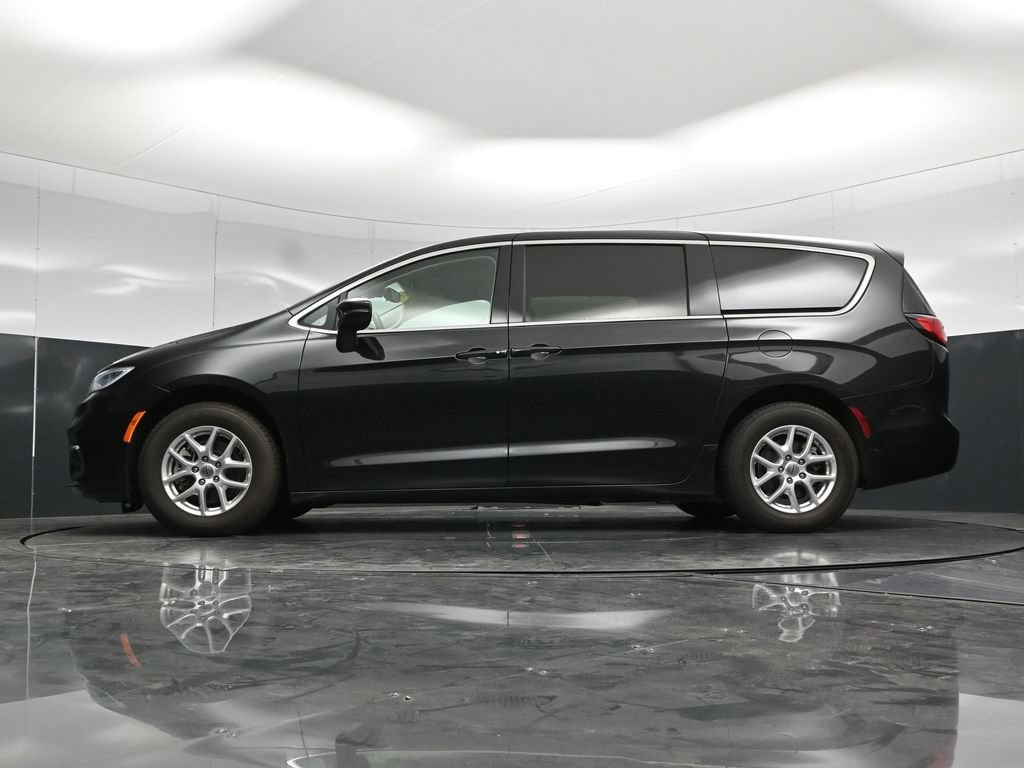 Used 2023 Chrysler Pacifica Touring-L FWD image 59