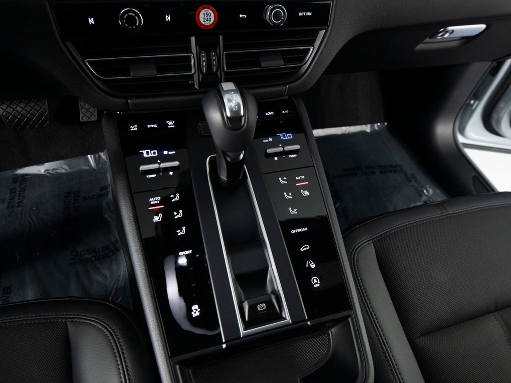 Certified 2025 Porsche Macan image 27