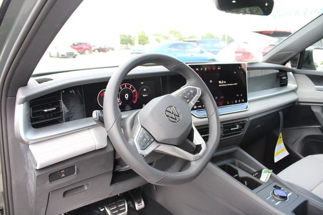 New 2026 Volkswagen Tiguan SE R-Line AWD/4WD image 2