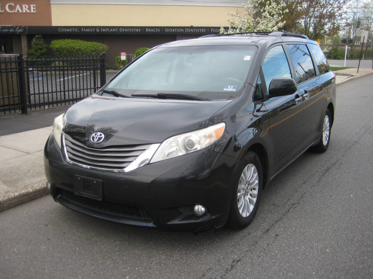 Used 2011 Toyota Sienna XLE w/ Premium Pkg FWD image 1