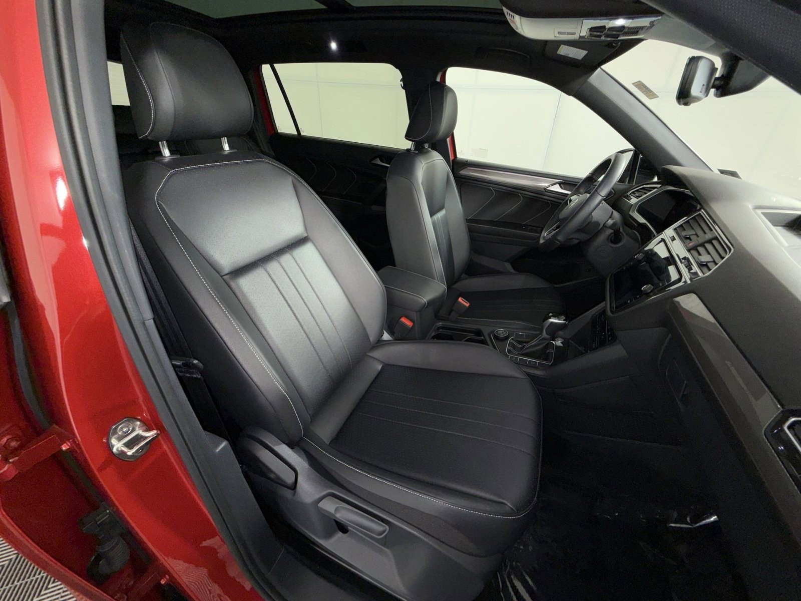 Used 2024 Volkswagen Tiguan SE R-Line AWD/4WD image 26