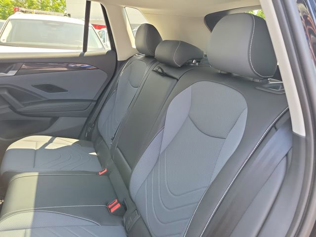 Used 2025 Volkswagen Tiguan SE w/ Panoramic Sunroof Package image 11