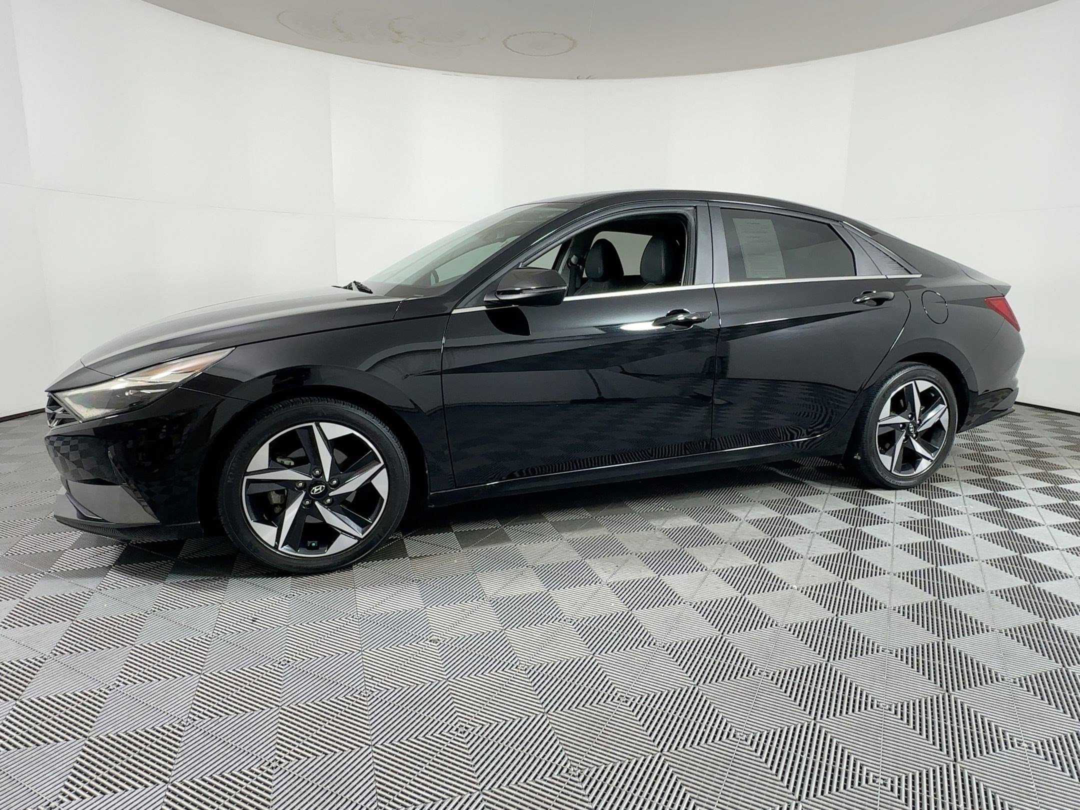 Used 2023 Hyundai Elantra Limited image 17