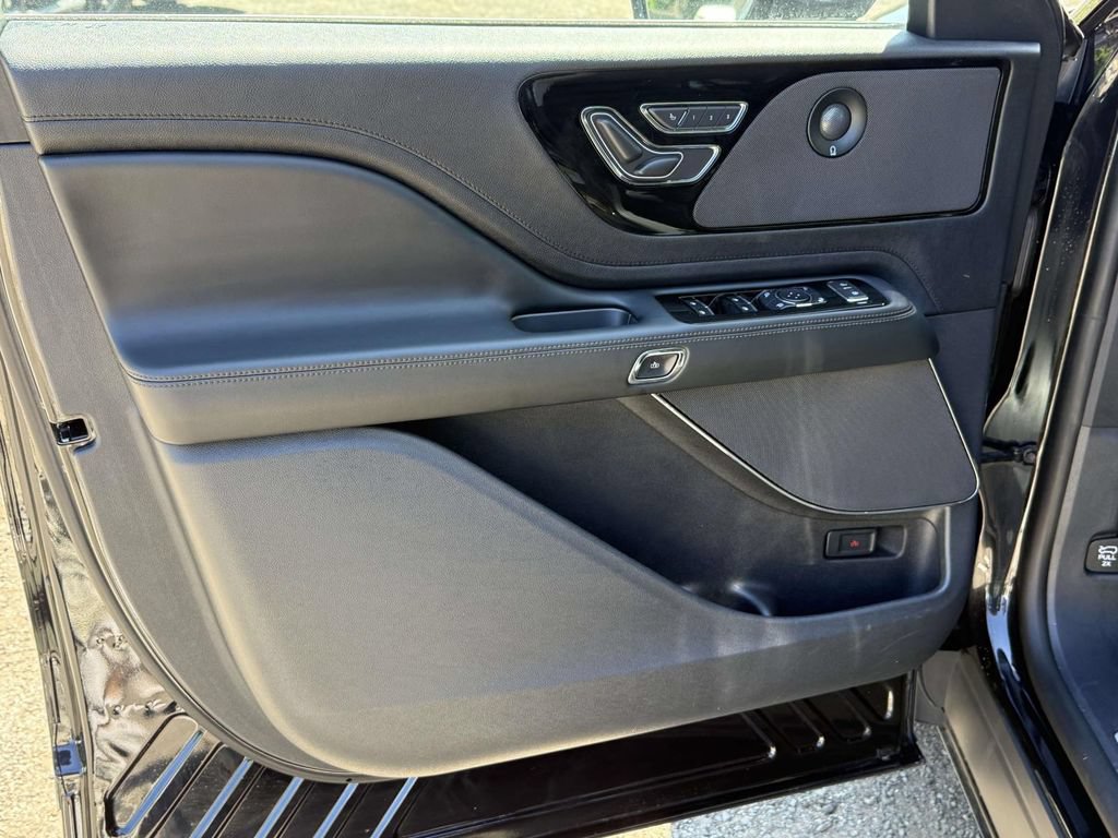 Used 2025 Lincoln Aviator AWD image 23