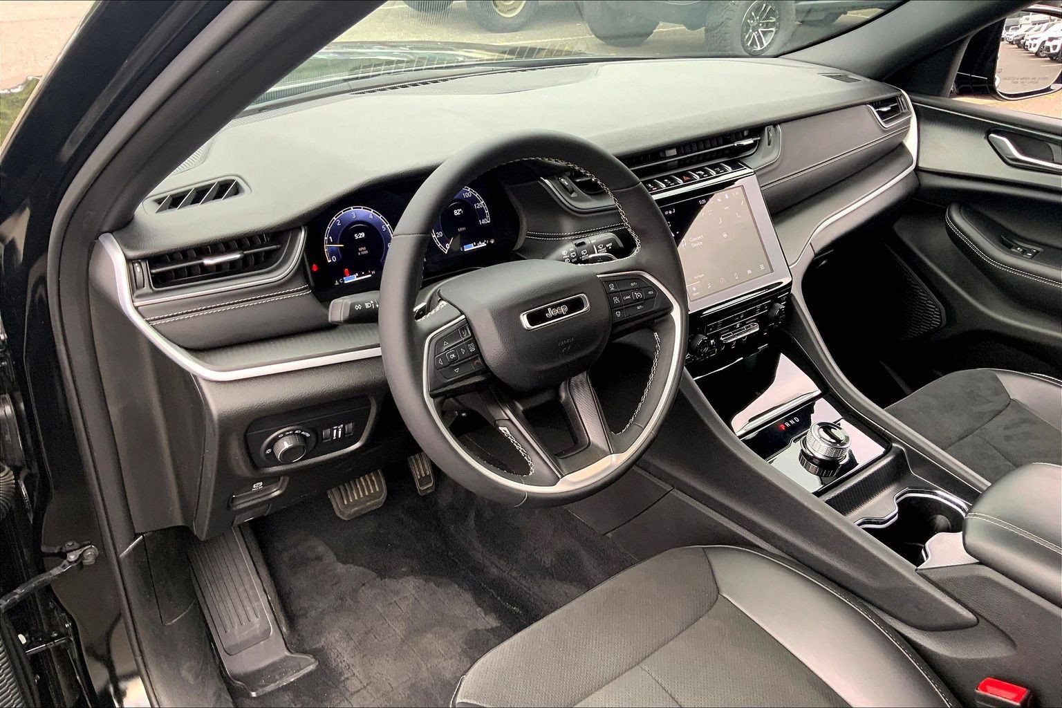 Certified 2025 Jeep Grand Cherokee Altitude AWD/4WD image 15