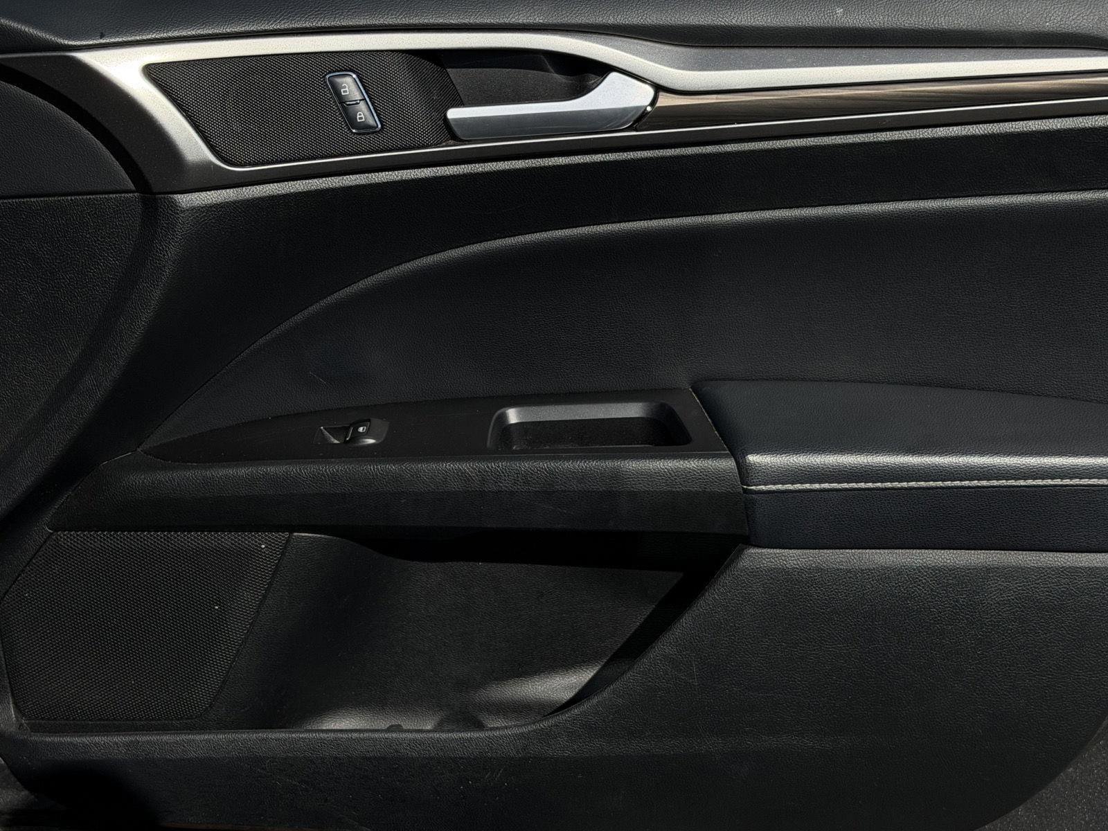 Used 2017 Ford Fusion SE w/ Fusion SE Technology Package image 23