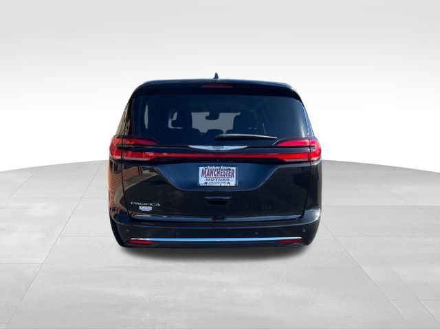 Used 2023 Chrysler Pacifica Touring-L image 6