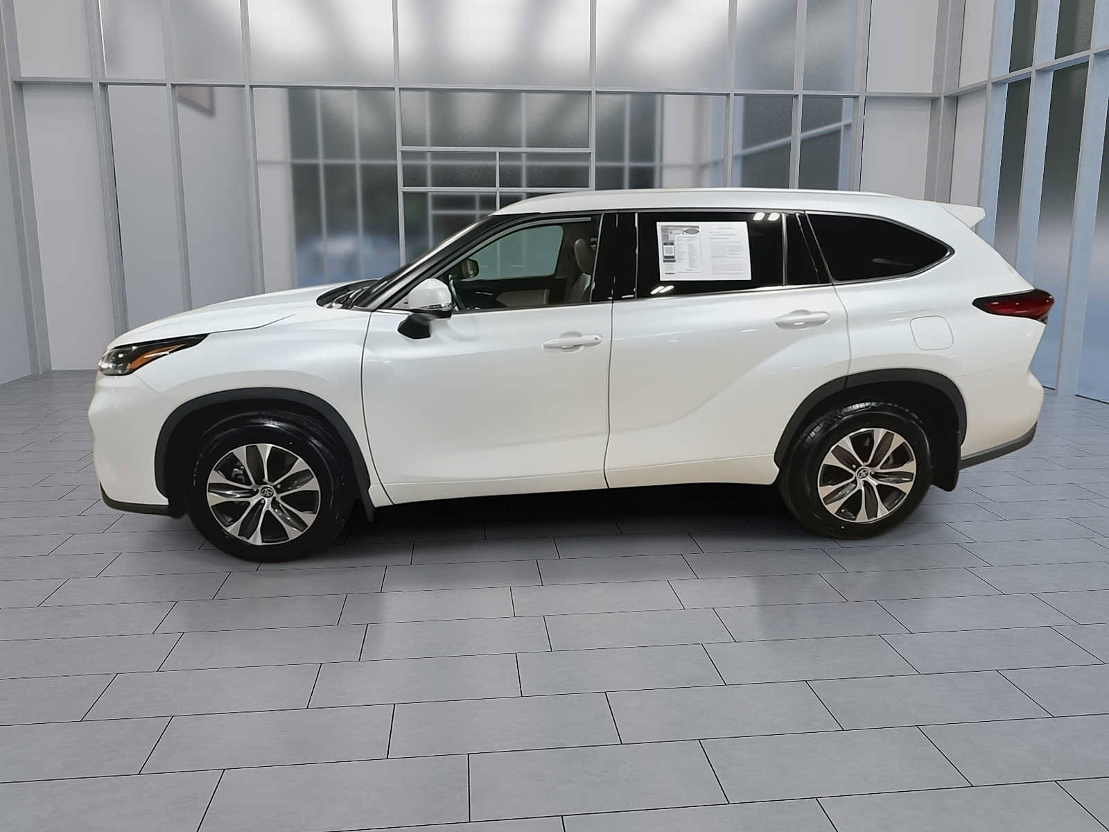 Used 2022 Toyota Highlander XLE AWD/4WD image 5