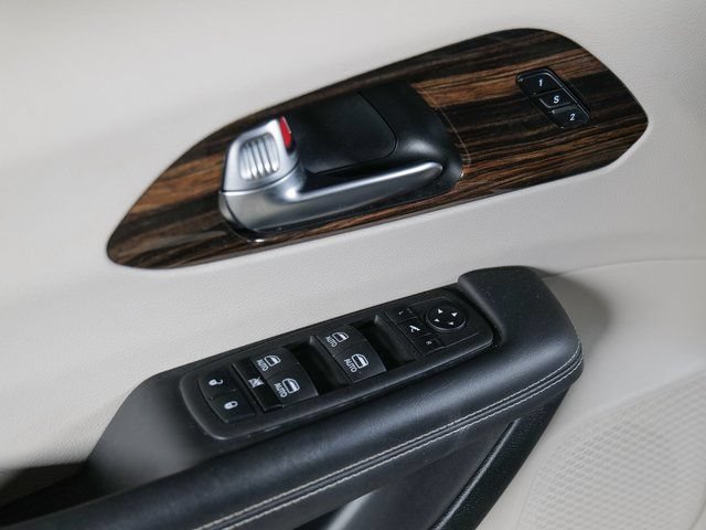 Used 2023 Chrysler Pacifica Limited FWD image 29
