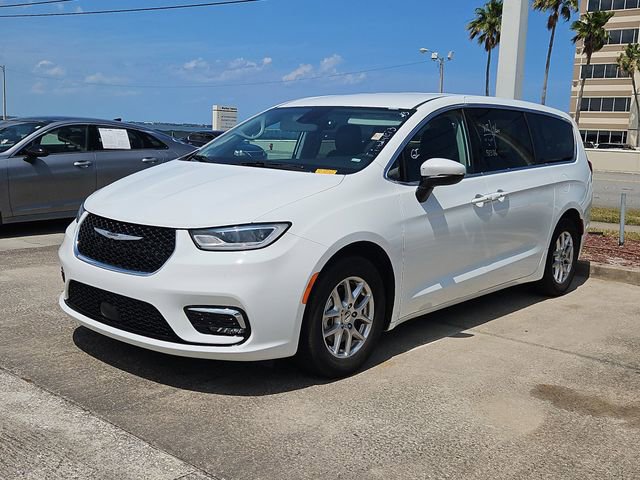 Used 2023 Chrysler Pacifica Touring-L FWD image 3