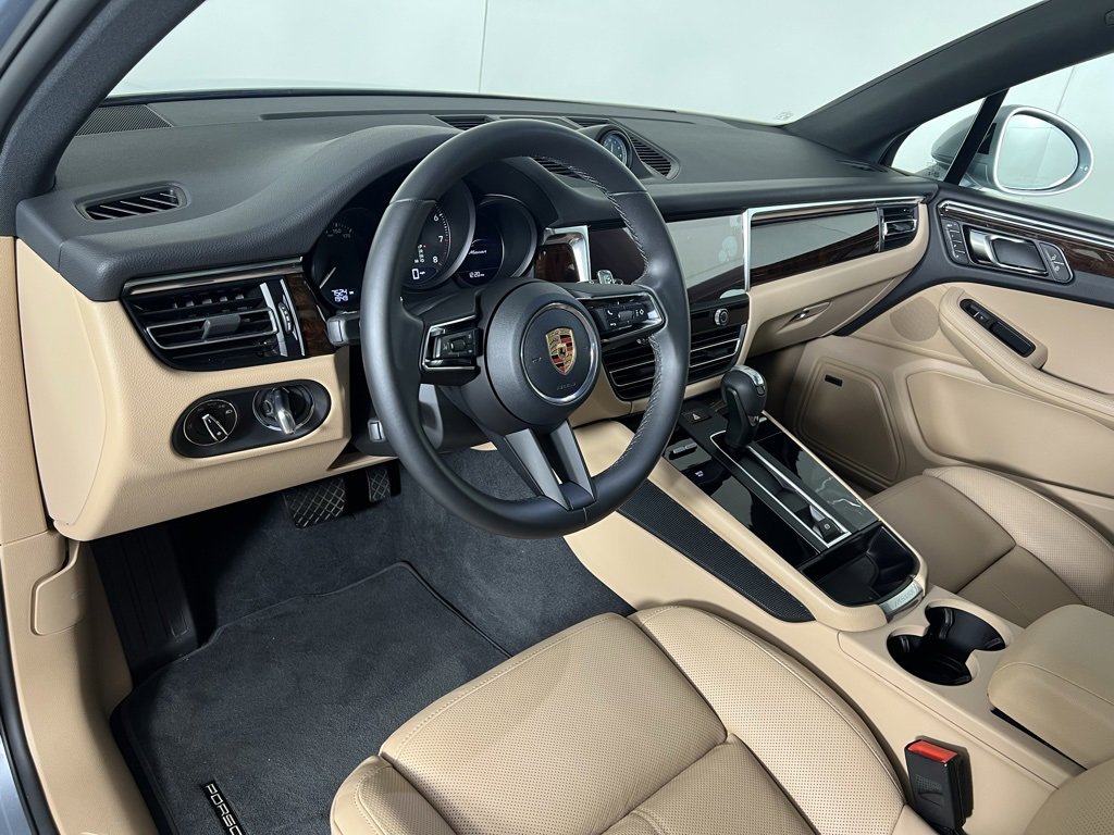 Certified 2025 Porsche Macan image 4