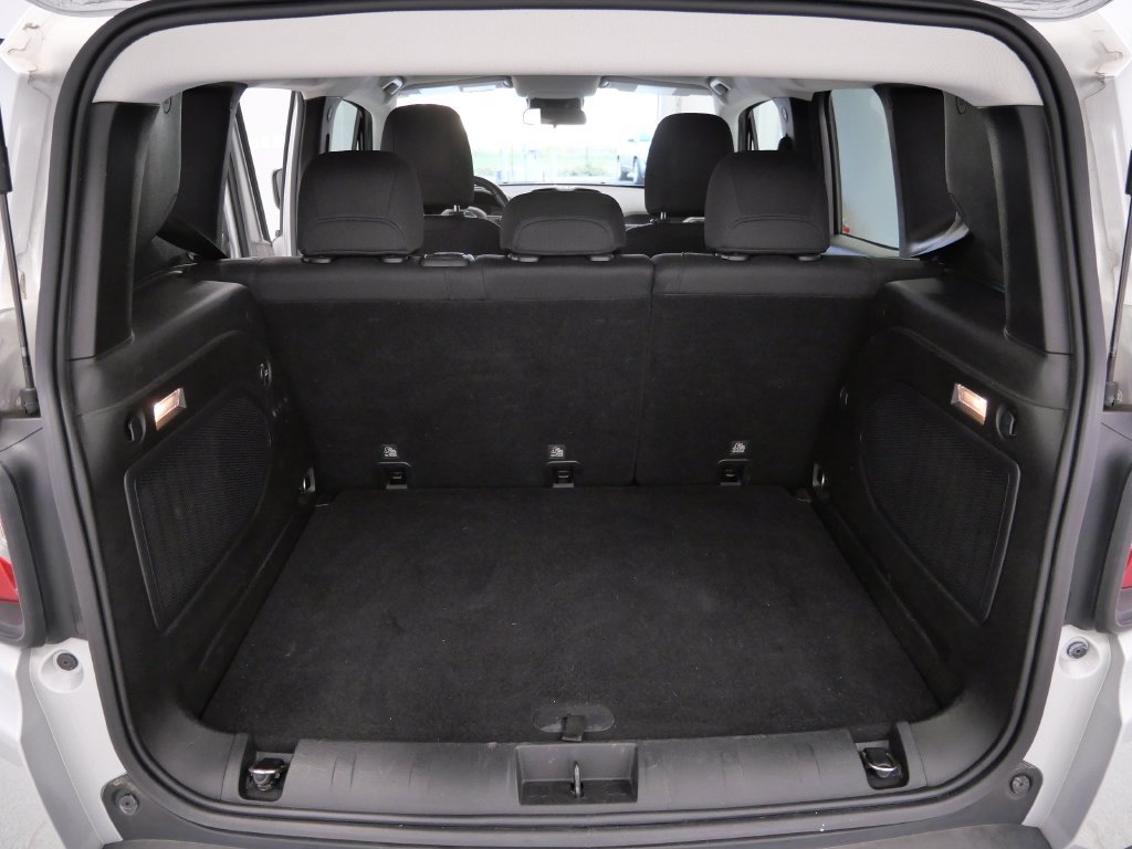 Used 2015 Jeep Renegade Latitude FWD image 12