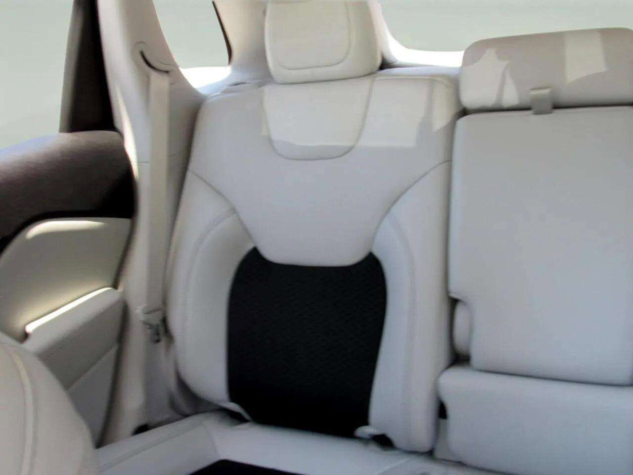 Used 2020 Jeep Cherokee Latitude Plus w/ Comfort/Convenience Group image 12