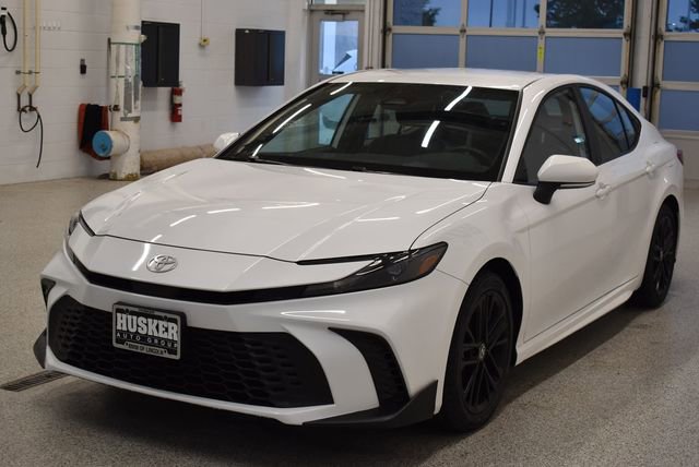 Used 2025 Toyota Camry SE FWD image 9
