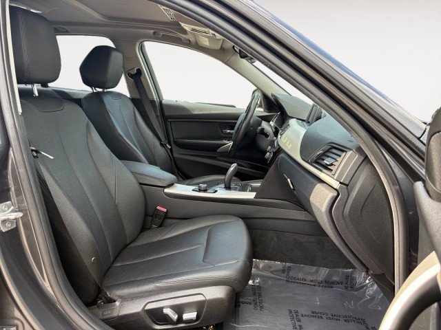 Used 2016 BMW 320i Sedan RWD image 9