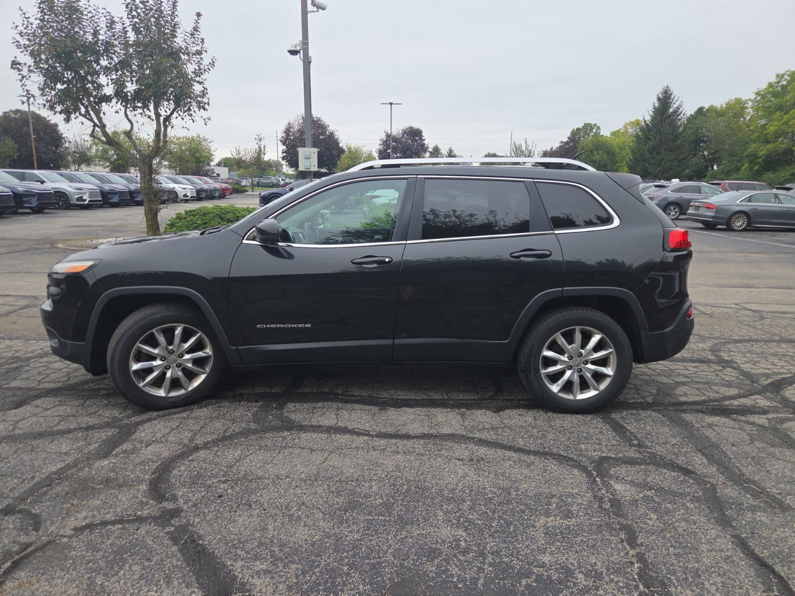 Used 2014 Jeep Cherokee Limited w/ Luxury Group AWD/4WD image 13