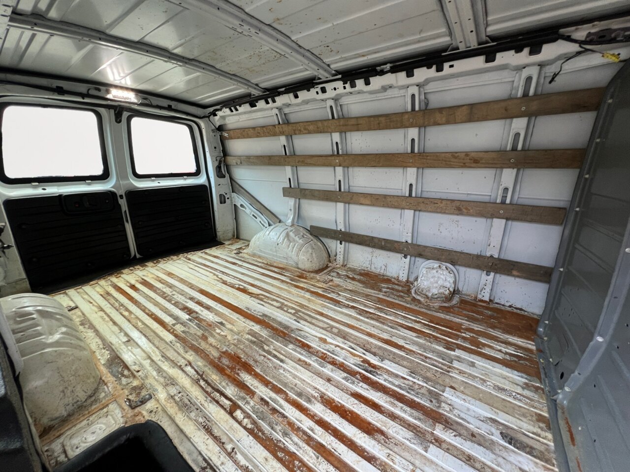 Used 2018 Chevrolet Express 2500 w/ Driver Convenience Package RWD image 14