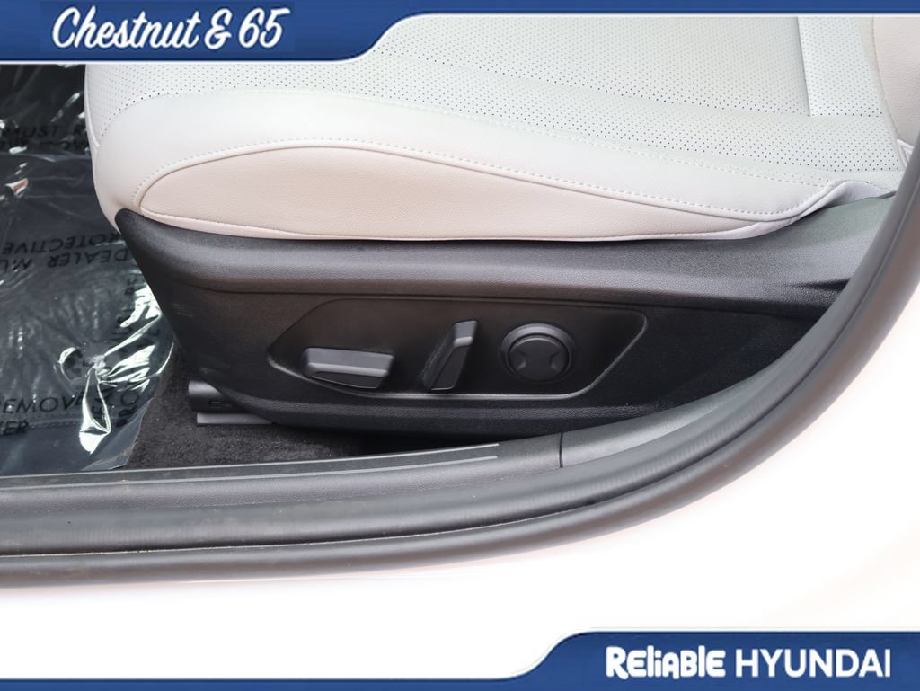 Certified 2025 Hyundai Elantra Limited FWD image 23