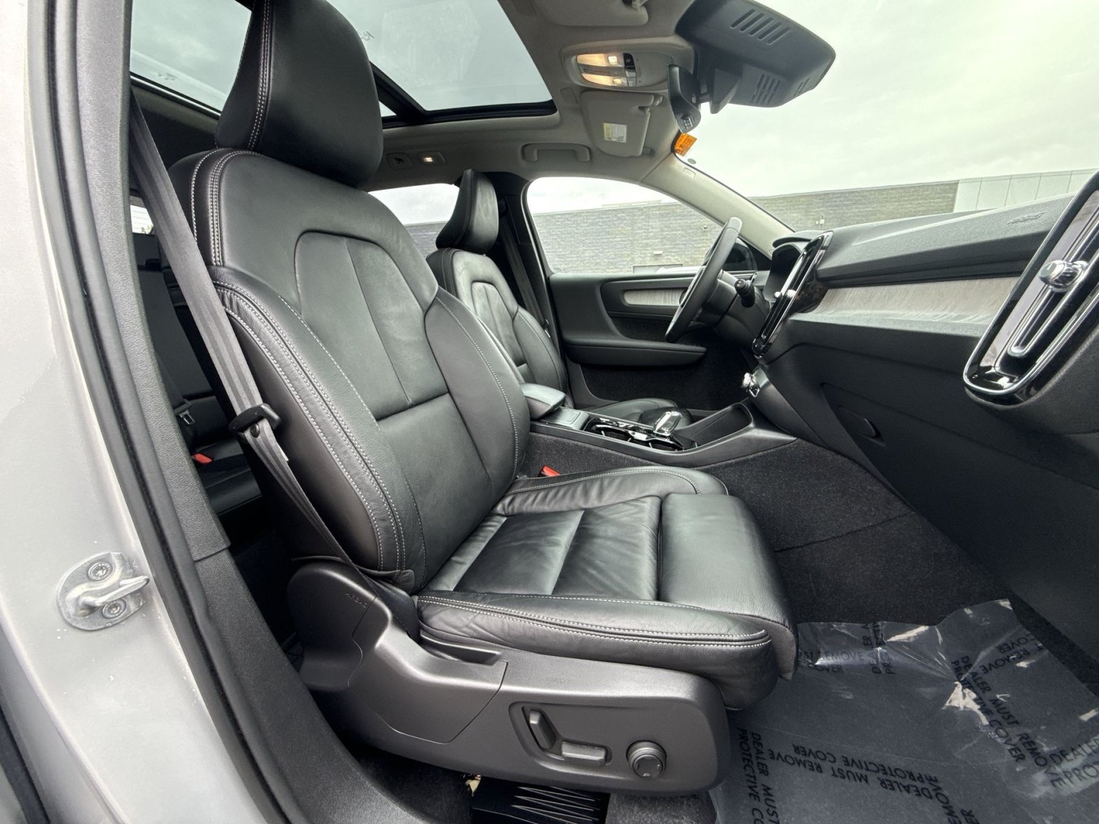Certified 2024 Volvo XC40 B5 Plus w/ Climate Package AWD/4WD image 27