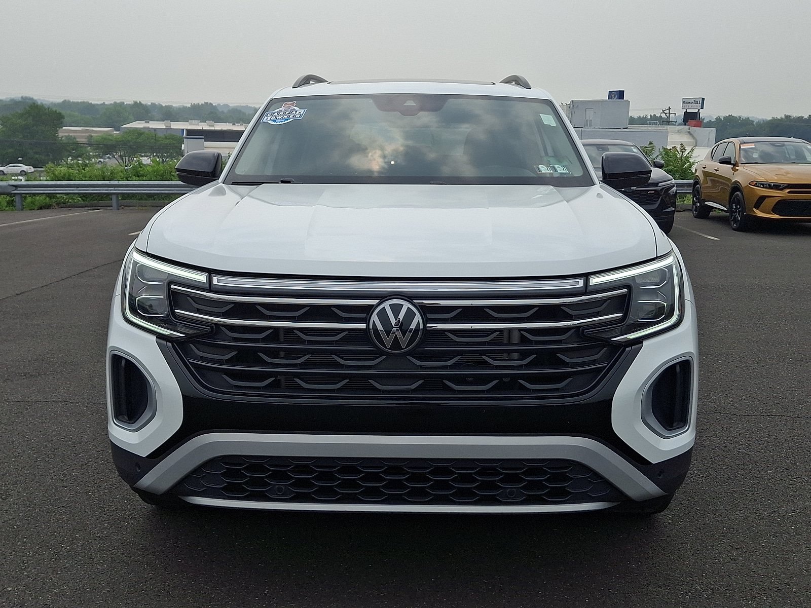Used 2024 Volkswagen Atlas Peak Edition SE AWD/4WD image 2