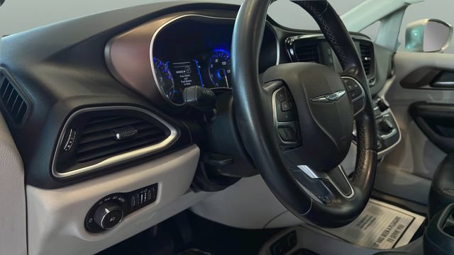 Used 2017 Chrysler Pacifica Touring-L FWD image 10