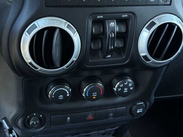 Used 2015 Jeep Wrangler Unlimited Rubicon w/ Connectivity Group AWD/4WD image 24