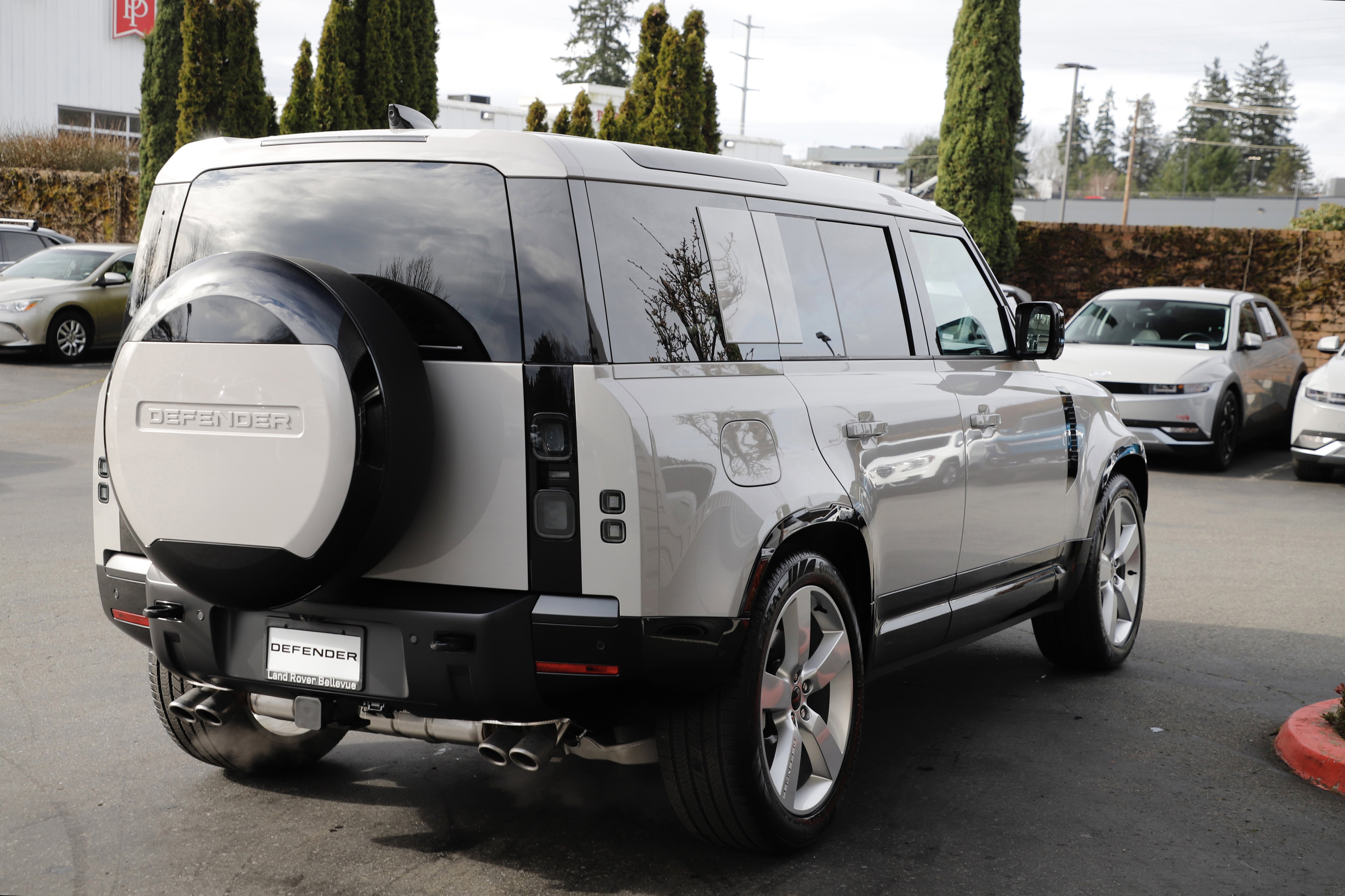 New 2026 Land Rover Defender 110 X-Dynamic SE image 10