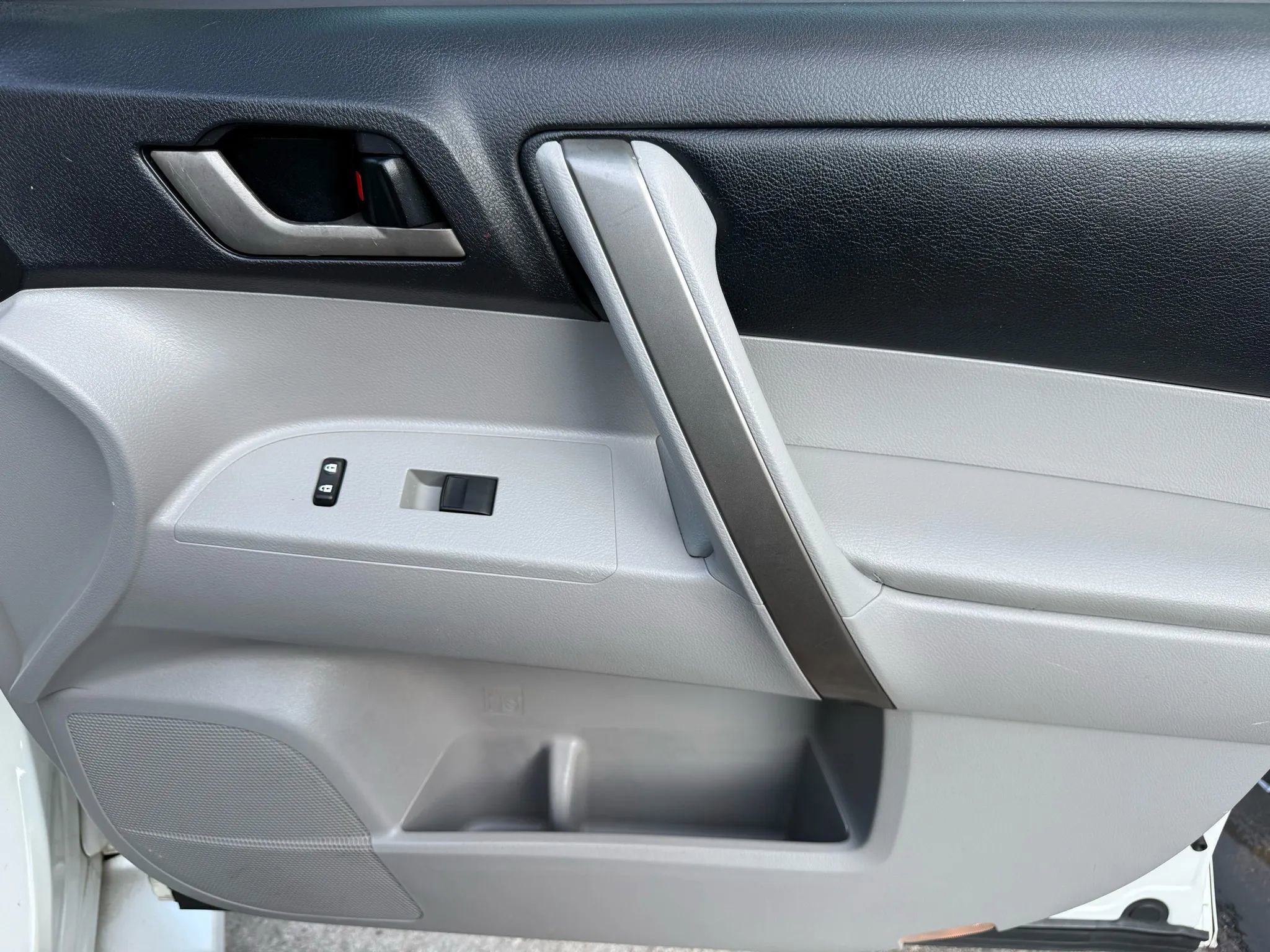 Used 2010 Toyota Highlander SE image 27